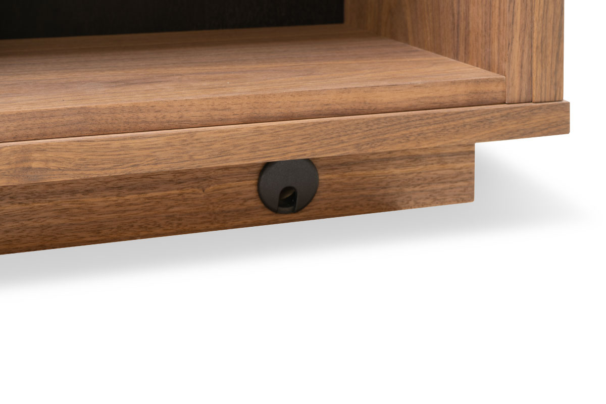 キャビネット台輪配線孔